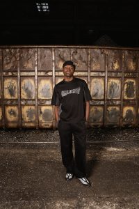 SPLIT TEE BLACK GREY